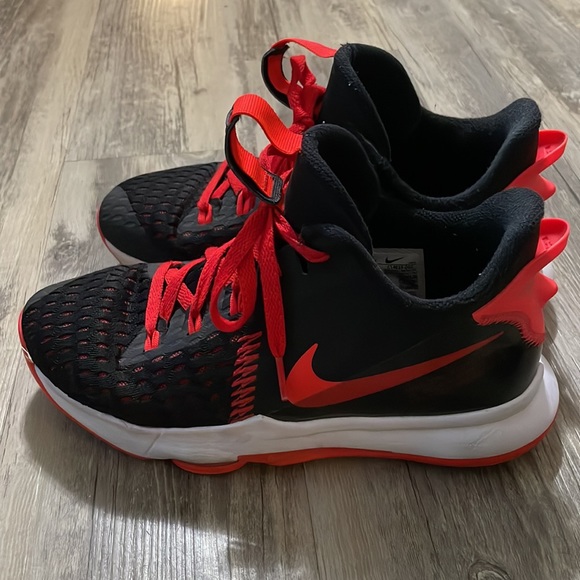 Lebron James Sneakers - Picture 5 of 6